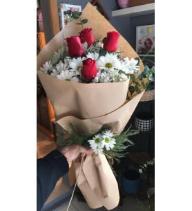 Papatya Buketi  ve Kırmızı Gül ( 4 adet )