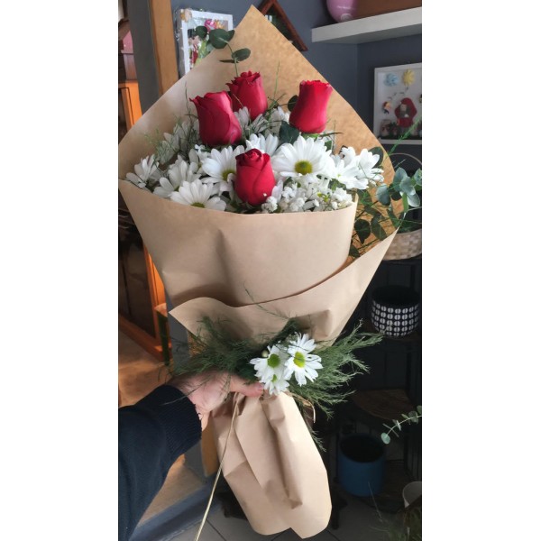 Papatya Buketi  ve Kırmızı Gül ( 4 adet )